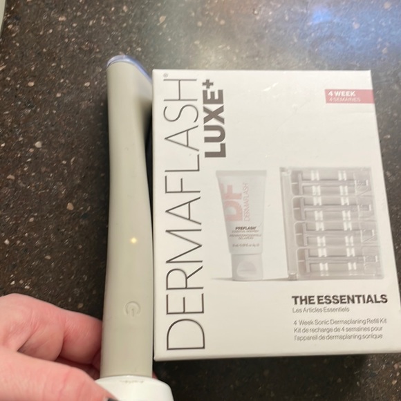 Dermaflash dermaplane peach fuzz removal tool. EUC - Picture 1 of 3